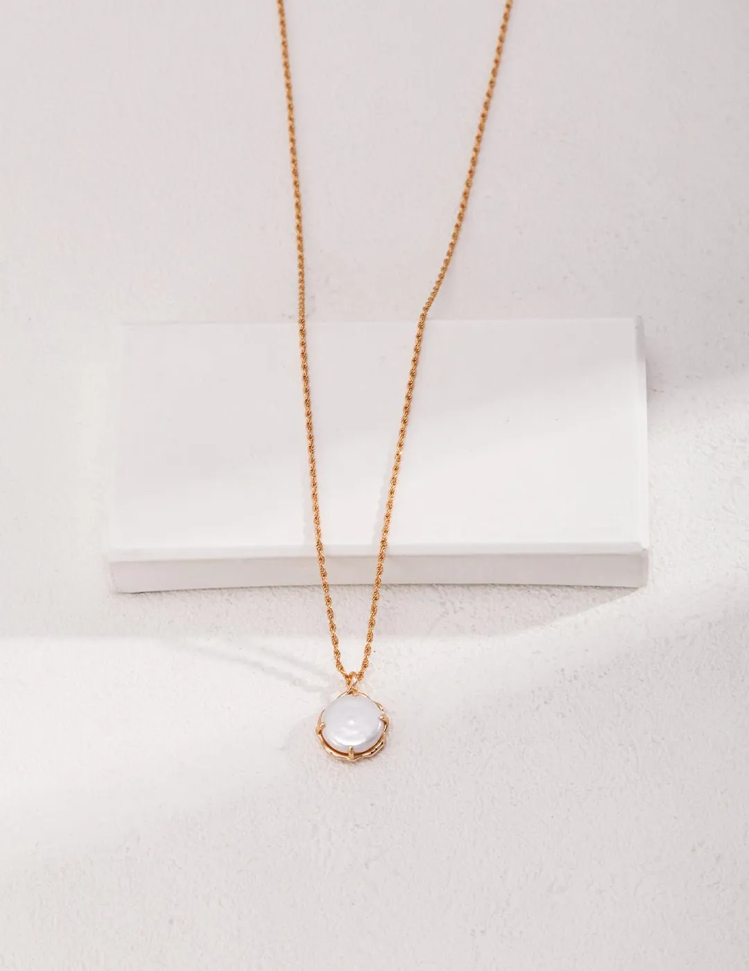 Natural Pearls Inlaid Gold Edge Necklaces